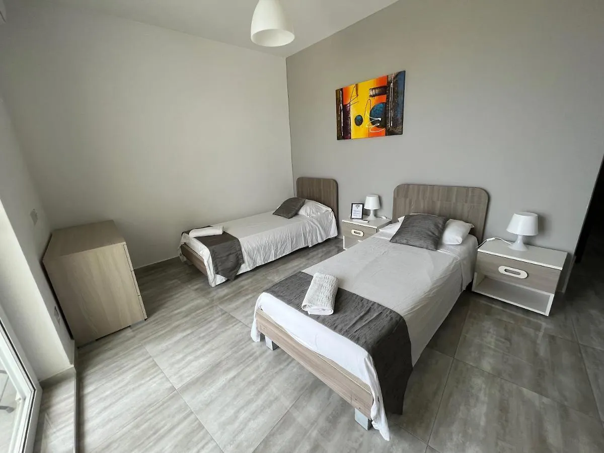 F8 Room 3, Private Room Two Single Beds Shared Bathroom In Shared Flat Msida